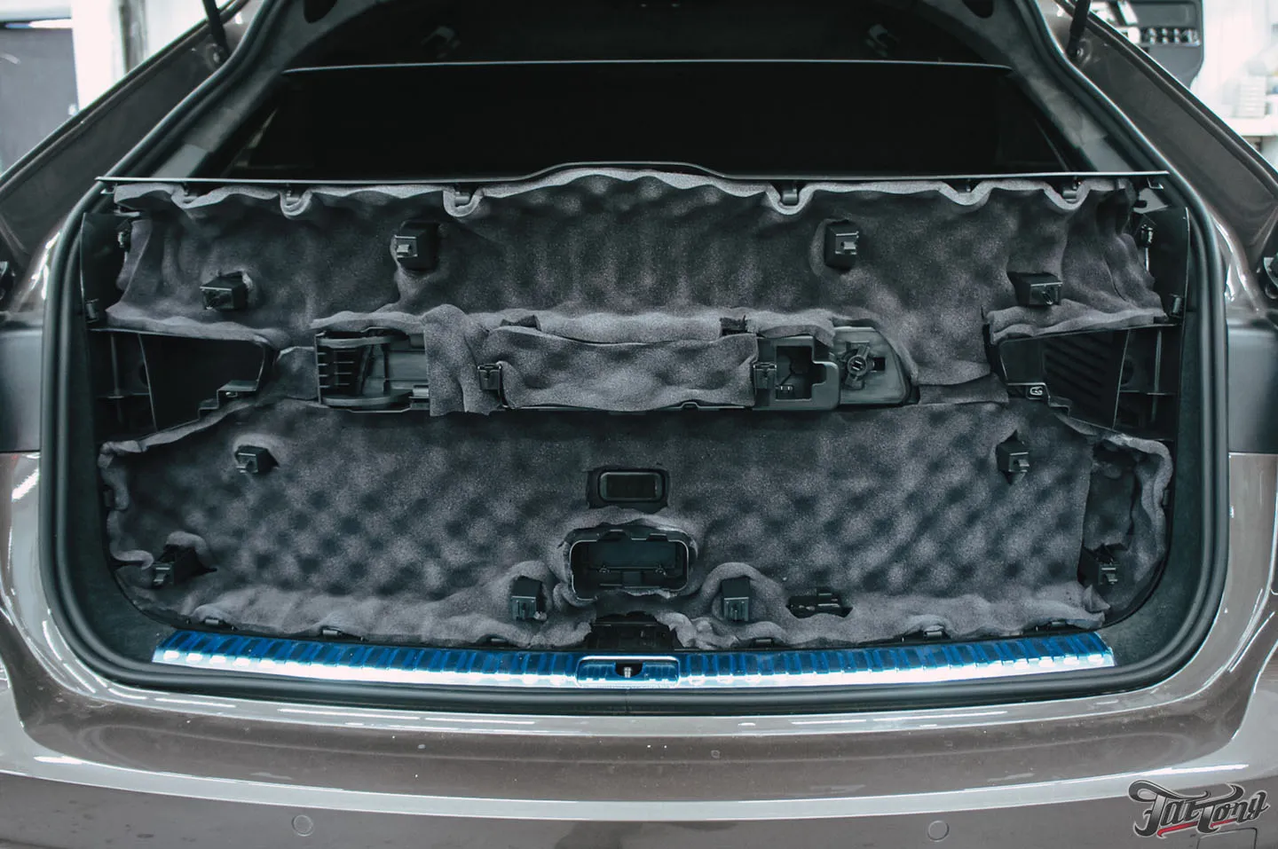 Комплексная шумоизоляция и перетяжка потолка в алькантару для Audi A6 Allroad
